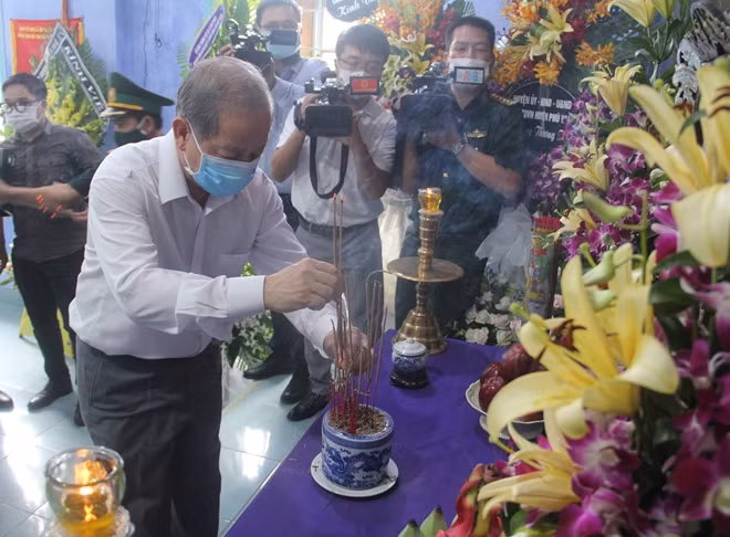 Chủ tịch UBND tỉnh Thừa Thiên Huế Phan Ngọc Thọ dâng hương lên bàn thờ nguyên Tổng Bí thư Lê Khả Phiêu.