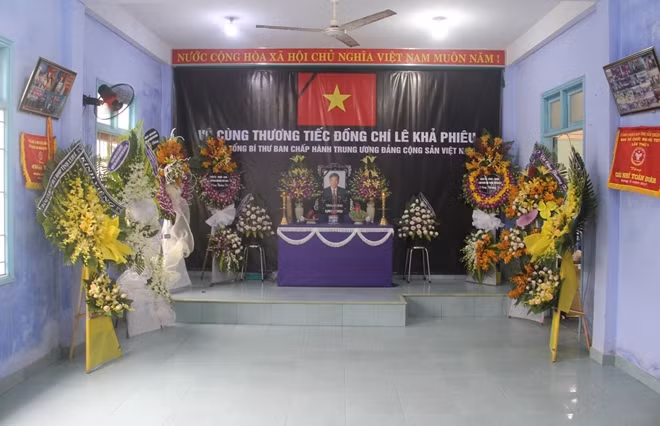 Người dân làng Rồng lập bàn thờ nguyên Tổng Bí thư Lê Khả Phiêu.