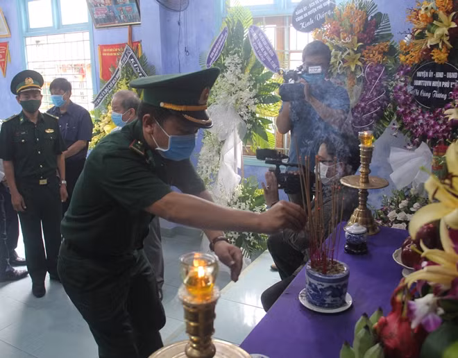 Đại diện các đơn vị dâng hương.
