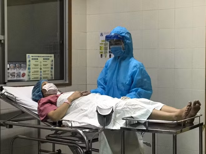 Sản phụ không có thời gian khai báo y tế sẽ được các bác sĩ Bệnh viện T.Ư Huế bố trí phòng sinh sẵn ngay tại khu sàng lọc.