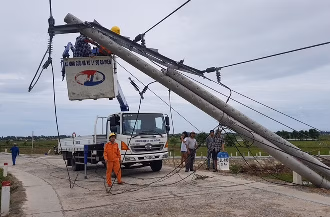 Nhiều trụ điện ở địa bàn tỉnh Thừa Thiên Huế gãy đổ.