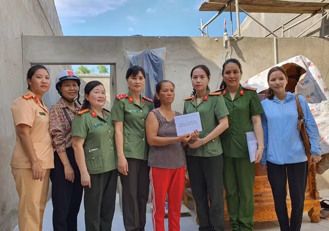 Hội Phụ nữ Công an tỉnh Thừa Thiên Huế tặng quà cho hộ dân ở xã Thủy Thanh, thị xã Hương Thủy bị bão cuốn bay mái nhà trong bão số 5.