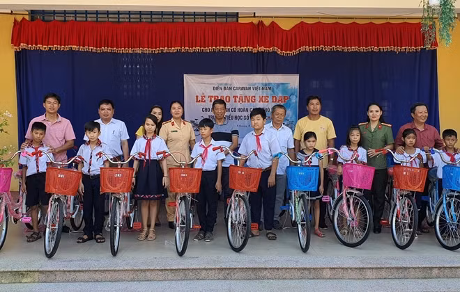 Công đoàn Công an tỉnh Thừa Thiên Huế và đại diện các đơn vị tặng xe đạp cho các em học sinh trường Tiểu học số 1 Thuỷ Châu.