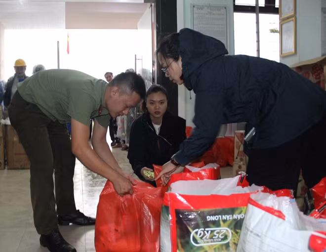 Đóng gói những suất quà để trao cho người dân ở xã Vinh Hiền, huyện Phú Lộc.