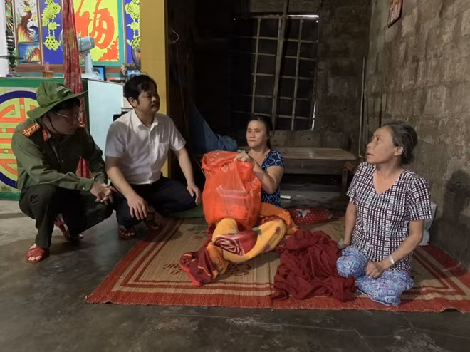 Đại tá Phạm Khải và ông Nguyễn Huy Hoàng đến trao quà cho một số gia đình có hoàn cảnh khó khăn ở thôn Hiền Hoà 2, xã Vinh Hiền.