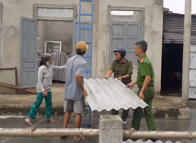 CBCS Công an xã Thủy Thanh giúp người dân lợp lại mái nhà sau bão số 5.