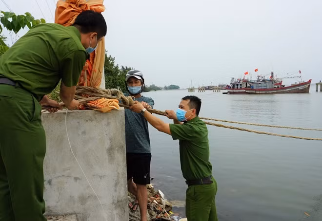 CBCS Công an xã Phú Thuận giúp ngư dân neo đậu tàu cá tránh bão số 5.