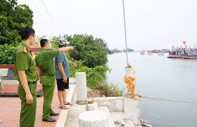 Công an xã Phú Thuận (huyện Phú Vang, tỉnh Thừa Thiên Huế) kiểm tra tàu thuyền neo đậu tại âu thuyền trong sáng 17/9.