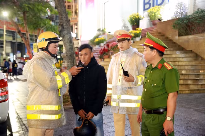 Tổ công tác tiến hành kiểm tra, đo nồng độ cồn người điều khiển phương tiện giao thông tại ngã 6 tuyến đường Hùng Vương, trung tâm TP Huế.