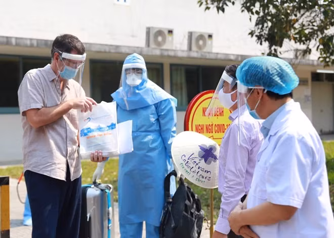 Lãnh đạo Bệnh viện T.Ư Huế đến chúc mừng bệnh nhân D. ra viện sau thời gian điều trị COVID-19 tại cơ sở 2 của Bệnh viện. (Ảnh: T. Hiển).