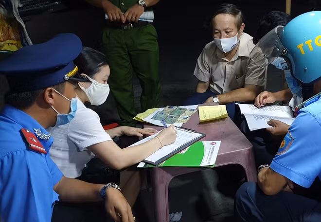 Lực lượng liên ngành lập biên bản sự việc 3 tài xế có hành vi khai báo gian dối để vận chuyển hàng hóa từ vùng dịch ra địa bàn Thừa Thiên Huế.