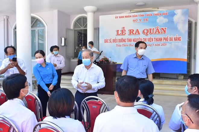 Chủ tịch UBND tỉnh Thừa Thiên Huế động viên các bác sĩ, điều dưỡng tại lễ ra quân.