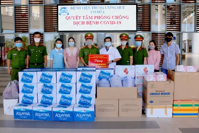 Những phần quà tuy nhỏ nhưng sẽ động viên, tiếp sức các y, bác sĩ cơ sở 2 Bệnh viện T.Ư Huế điều trị cho bệnh nhân nhiễm COVID-19.