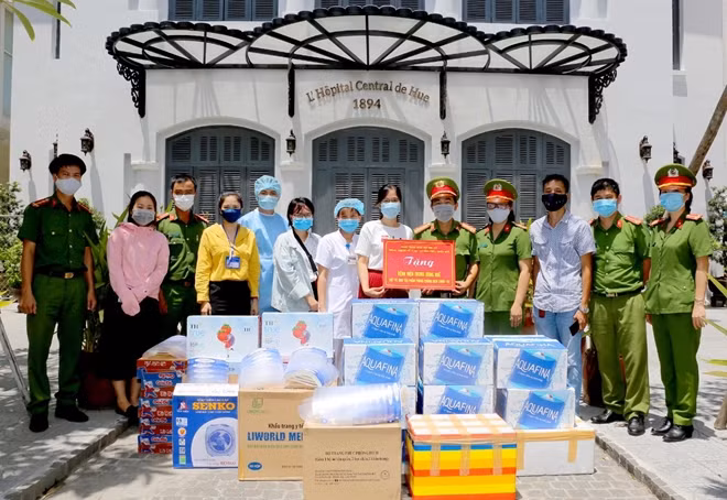Phòng Cảnh sát QLHC về TTXH Công an tỉnh Thừa Thiên Huế tặng quà hỗ trợ cho y, bác sĩ Bệnh viện T.Ư Huế.