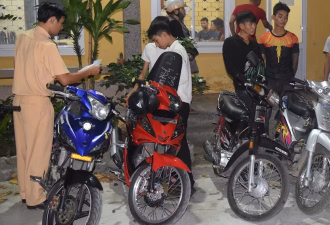 Sau 1 tuần ra quân, lực lượng CSGT, trật tự Công an TP Huế đã phát hiện, bắt giữ nhiều trường hợp thanh thiếu niên điều khiển mô tô vi phạm Luật Giao thông đường bộ.