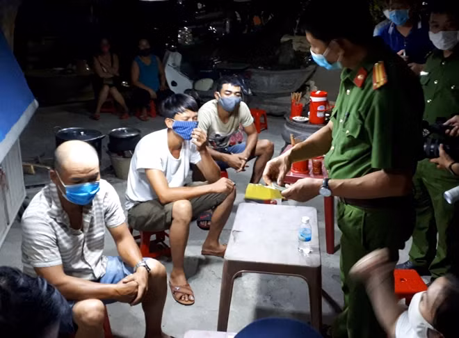 3 tài xế Tài, Việt, Thủy làm việc với cơ quan chức năng tỉnh Thừa Thiên Huế.