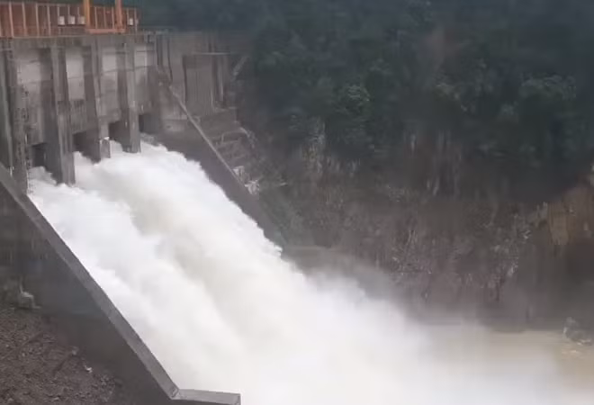 Nhà máy thủy điện Thượng Nhật chấp hành mở hoàn toàn 5 cửa van xả nước hồ chứa để ứng phó bão số 13.