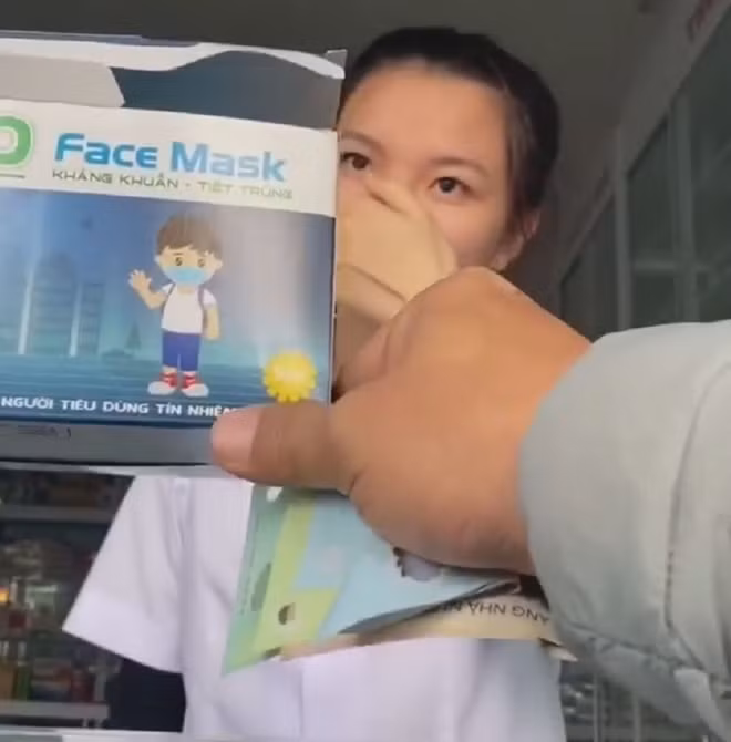 Công ty Hồng Lan bán khẩu trang với giá 200.000 đồng/hộp bị xử phạt 50 triệu đồng. (Ảnh cắt từ clip phản ánh của người dân).