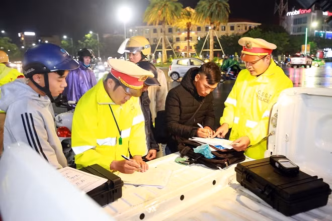 Nhờ xử lý nghiêm các trường hợp vi phạm theo Nghị định 100 nên số vụ TNGT xảy ra trong dịp Tết ở địa bàn Thừa Thiên Huế do rượu bia giảm mạnh.