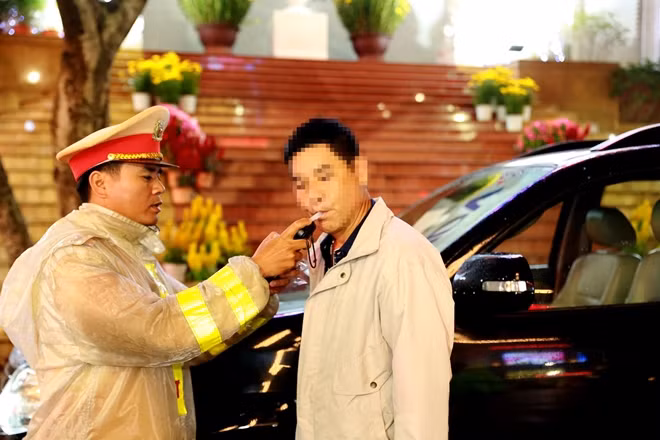 Lực lượng CSGT Công an TP Huế kiểm tra nồng độ cồn đối với người điều khiển phương tiện ô tô vào dịp Tết Nguyên đán Canh Tý.