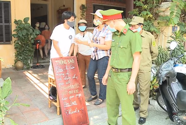 Công an phường Vĩnh Ninh, TP Huế kiểm tra, nhắc nhở các quán cà phê còn mở cửa đón khách. Công an phường Vĩnh Ninh, TP Huế kiểm tra, nhắc nhở các quán cà phê còn mở cửa đón khách.
