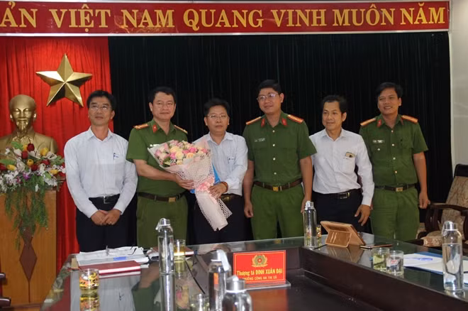 Đại diện lãnh đạo VNPT Thừa Thiên Huế khen thưởng Công an thị xã Hương Thủy sau khi phá thành công chuyên án, bắt giữ đối tượng trộm cáp viễn thông.