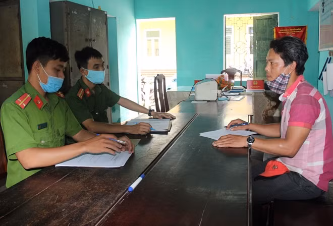 Công an thị xã Hương Thủy lấy lời khai đối tượng Nguyễn Văn Ân.