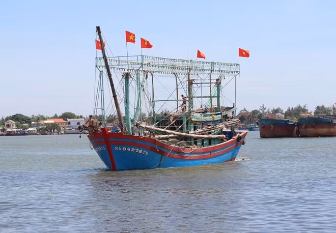 Nhiều chủ tàu thuyền xa bờ đang nỗ lực thực hiện các hoạt động đánh bắt hải sản trên biển hợp pháp đúng theo Luật Thủy sản.