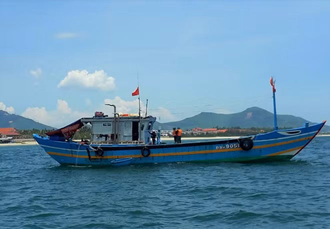 Lực lượng ĐBP Lăng Cô kiểm tra tàu cá ĐNA-905.11 TS chở 9 người từ Đà Nẵng ra Huế.