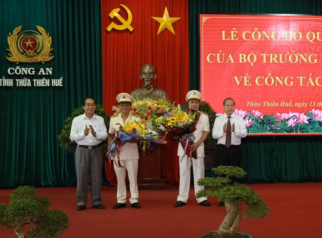 Phó Bí thư thường trực Tỉnh ủy Thừa Thiên Huế Bùi Thanh Hà và ông Phan Ngọc Thọ, Chủ tịch UBND tỉnh tặng hoa chúc mừng Đại tá Nguyễn Đình Thừa và Đại tá Hoàng Văn Thành.