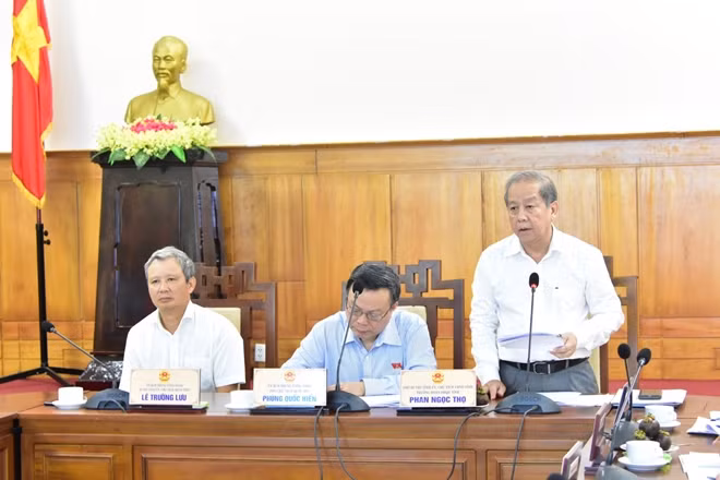 Chủ tịch UBND tỉnh Thừa Thiên Huế Phan Ngọc Thọ báo cáo với đoàn công tác tại buổi làm việc.