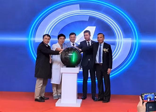 Lãnh đạo Bệnh viện T.Ư Huế, Vietcombank Huế và các đại biểu thực hiện nghi thức khai trương giải pháp thanh toán dịch vụ y tế trực tuyến tại Bệnh viện T.Ư Huế.