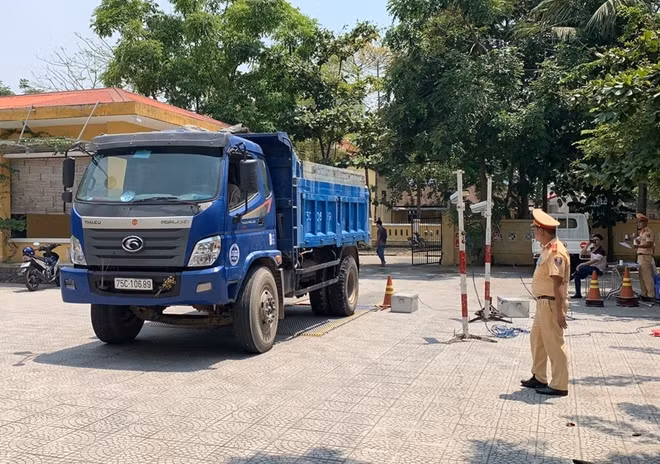 CSGT Công an thị xã Hương Trà tiến hành cân tải trọng 2 xe tải vi phạm.