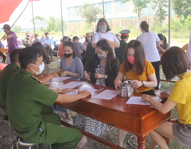 Trong sáng 21/3, đã có hàng nghìn người dân được lực lượng liên ngành làm nhiệm vụ tại 5 chốt kiểm soát ở địa bàn tỉnh Thừa Thiên Huế kiểm tra sức khỏe, kê khai tờ khai y tế.