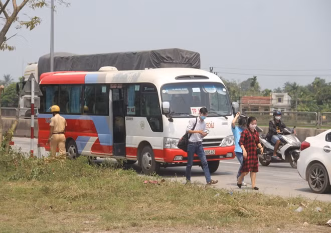 Nhiều phương tiện giao thông gồm xe ô tô chở khách, ô tô cá nhân được lực lượng CSGT yêu cầu dừng xe, mời tài xế và hành khách vào chốt kiểm tra y tế.
