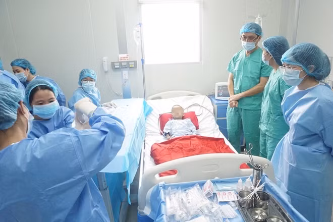 Bệnh nhi Nguyễn Ánh H. mắc bệnh u nguyên bào thần kinh được các bác sĩ Bệnh viện T.Ư Huế thực hiện ghép tế bào gốc để cứu mạng sống.