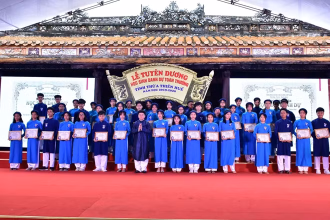 367 học sinh xuất sắc thuộc các trường ở tỉnh Thừa Thiên Huế được vinh danh tại Quốc Tử Giám.
