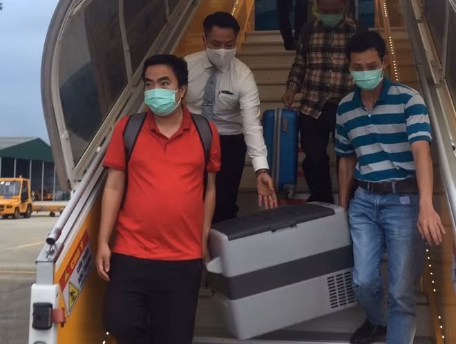 Các bác sĩ Bệnh viện T.Ư Huế vượt hơn 1.000km để vận chuyển quả tim từ người hiến tạng đưa về Huế.