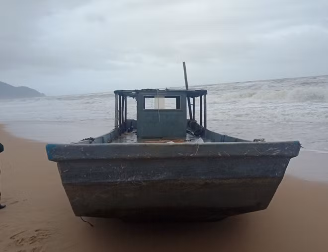 Phương tiện trôi dạt vào bờ biển Lăng Cô ngày 6/11.