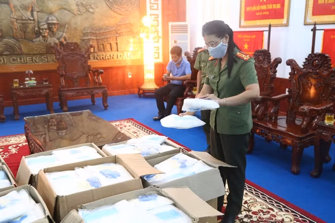1.200 bộ đồ bảo hộ sẽ giúp CBCS Công an tỉnh Thừa Thiên Huế làm nhiệm vụ tuyến đầu chống dịch an toàn hơn.
