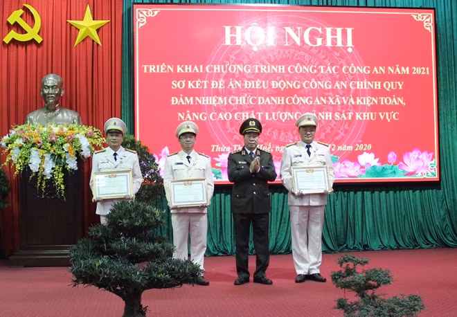 Thứ trưởng Bùi Văn Nam trao danh hiệu Chiến sĩ thi đua toàn lực lượng CAND cho 3 cá nhân thuộc Công an tỉnh Thừa Thiên Huế.