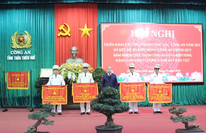 Chủ tịch UBND tỉnh Thừa Thiên Huế trao Cờ thi đua cho 4 tập thể thuộc Công an tỉnh Thừa Thiên Huế.
