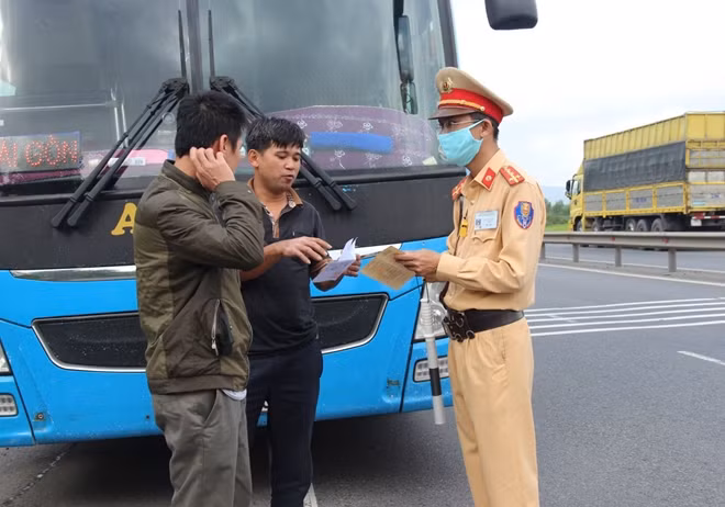 Ngoài công tác kiểm tra, lực lượng CSGT Công an tỉnh Thừa Thiên Huế còn tuyên truyền, nhắc nhở các tài xế chấp hành nghiêm Nghị định 100 và các quy định Luật Giao thông đường bộ.
