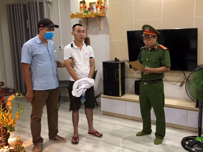 Phòng CSĐT tội phạm về ma túy Công an tỉnh Thừa Thiên Huế đọc lệnh bắt giữ Trần Quốc Bảo Duy.