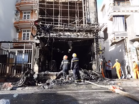 Hỏa hoạn thiêu rụi nhiều tài sản bên trong shop thời trang.