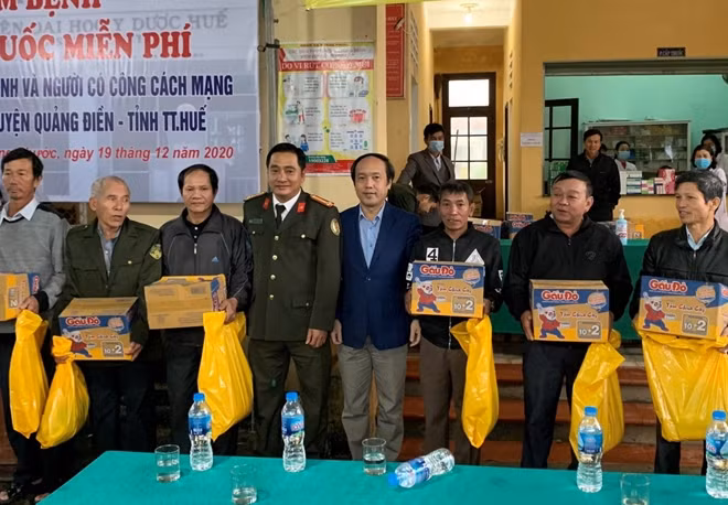Thượng tá Nguyễn Quảng Đức, Phó Trưởng phòng Quản lý XNC Công an tỉnh Thừa Thiên Huế và PGS.TS Nguyễn Khoa Hùng, Phó Hiệu trưởng, Giám đốc Bệnh viện Đại học Y dược Huế tặng quà cho người dân xã Quảng Phước.