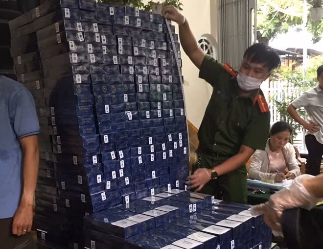 Ngoài ma túy, Đạt còn tàng trữ 250 cây thuốc lá 555 không rõ nguồn gốc xuất xứ.