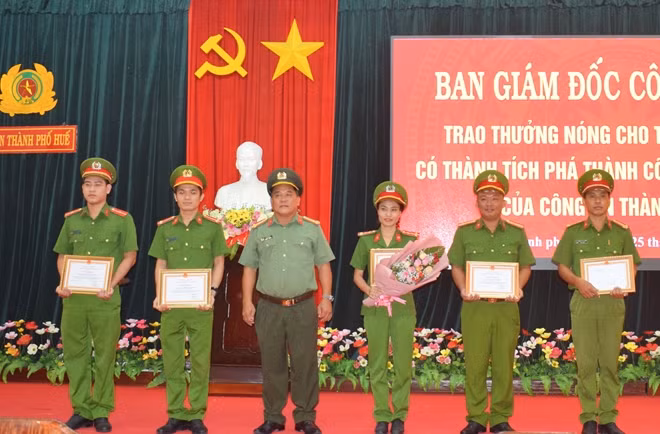 Đại tá Lê Văn Vũ, Phó Giám đốc Công an tỉnh Thừa Thiên Huế tặng giấy khen cho các CBCS Đội CSĐT tội phạm về ma túy Công an TP Huế.