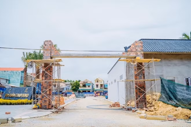 Tỉnh Thừa Thiên Huế yêu cầu chủ đầu tư tháo dỡ cổng chào xây dựng sai phép.