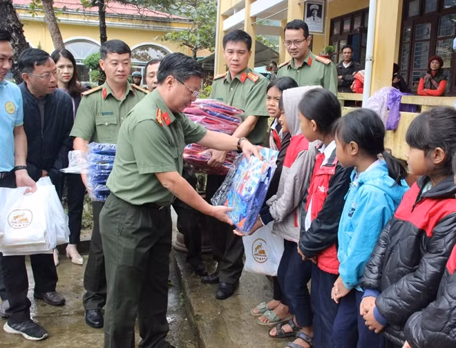 Đại tá Cáp Văn Nam, Phó Cục trưởng Cục Ngoại tuyến tặng quà cho các em học sinh.